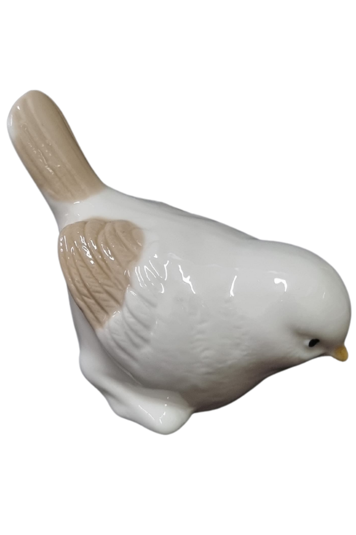 Passarinho branco ciscando porcelana cx. c 6